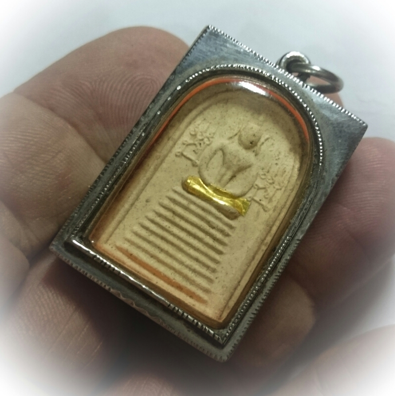 Pra Somdej Gao Chan Khang Na Buddha on 9 Tiered Dais Amulet Solid Gold Takrut 2543 BE 84th Birthday Edition - Luang Por Chern Wat Koke Tong (Ayuttaya)