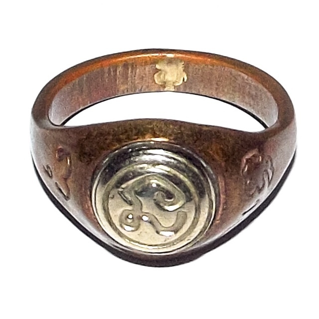 Hwaen Hua Na Bad Dtalord Magic Ring With Sacred Na Spell Insert Nuea Tong Daeng Hua Albaca - Luang Por Phaew - Wat Tanode Luang 02816