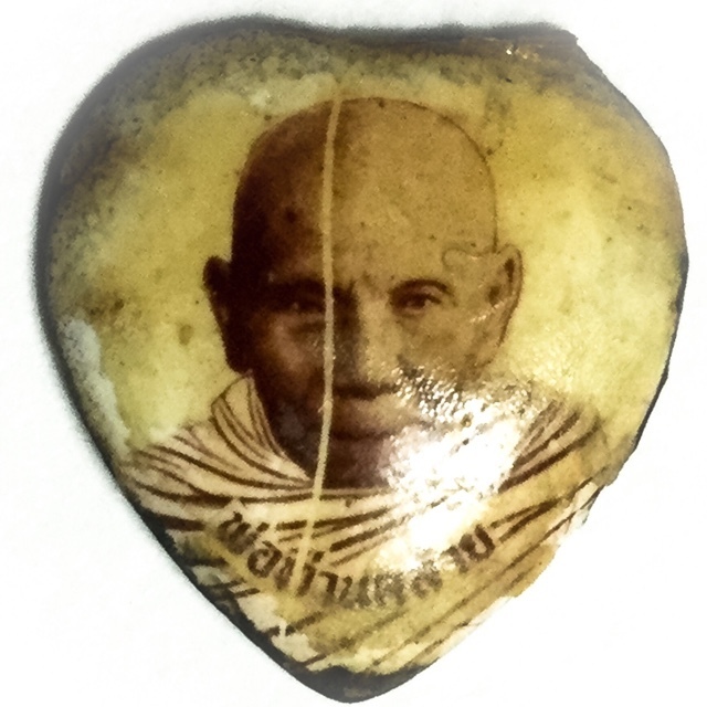 Hua Jai Roop Muean Pim Jiw - Miniature Heart Shaped Painted Shell Portrait Locket - Por Tan Klai Wajasit 02919