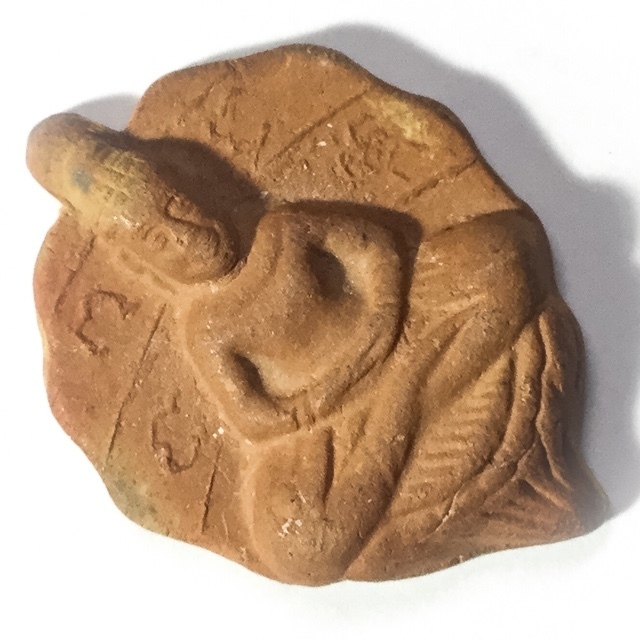 Pra Po Jak Bai Po Hlang Yant Duang 2500 BE - Nuea Din - Bodhileaf Buddha with Yantra on Rear Face - Luang Por Lee Wat Asokaram 02984