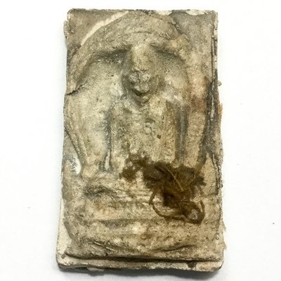 Pong Roop Muean Hlang Jiworn Tee Raleuk Edition 2514 BE Sacred Powder Guru Monk Image with Civara Robe on Rear Face Luang Por Prohm Wat Chong Kae Pong Roop Muean Hlang Jiworn Tee Raleuk Edition 2514 BE Sacred Powder Guru Monk Image with Civara Robe on Rear Face Luang Por Prohm Wat Chong Kae