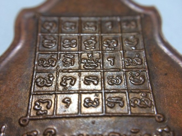 Rian Run Sam Pim Hlang Yant Trai Saranakom Niyom Triple Gem Yantra on Rear Face Nuea Tong Daeng 2521 BE Luang Por Guay Wat Kositaram