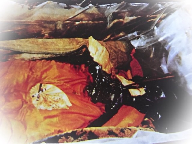 Rian Run Sam Pim Hlang Yant Trai Saranakom Niyom Triple Gem Yantra on Rear Face Nuea Tong Daeng 2521 BE Luang Por Guay Wat Kositaram