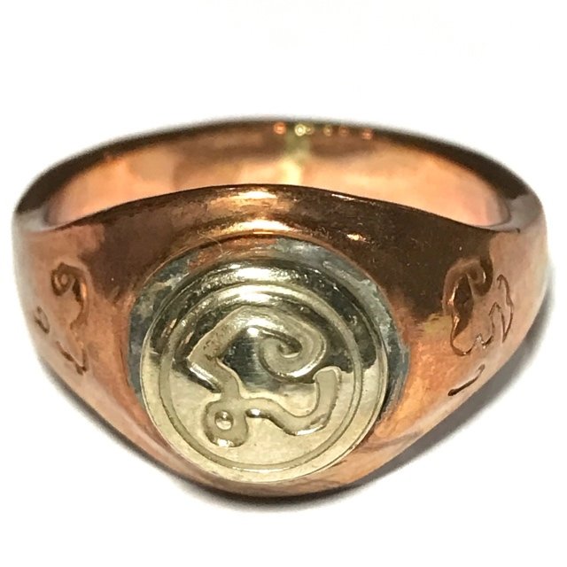 Hwaen Hua Na Bad Dtalord Nuea Tong Daeng Magic Ring With Sacred Na Yantra Spell Luang Por Phaew 03654
