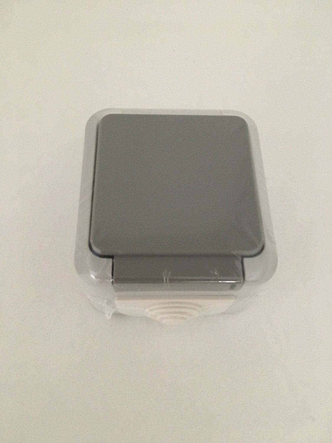 Tomada 2p+t schuko estanque 16A ip44 gris