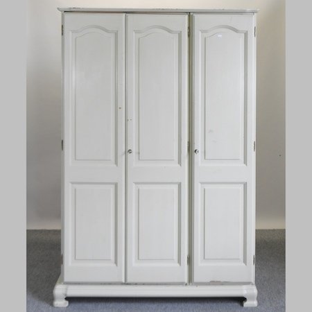 Lot 91 A Cream Painted Triple Wardrobe 140cm 40 60