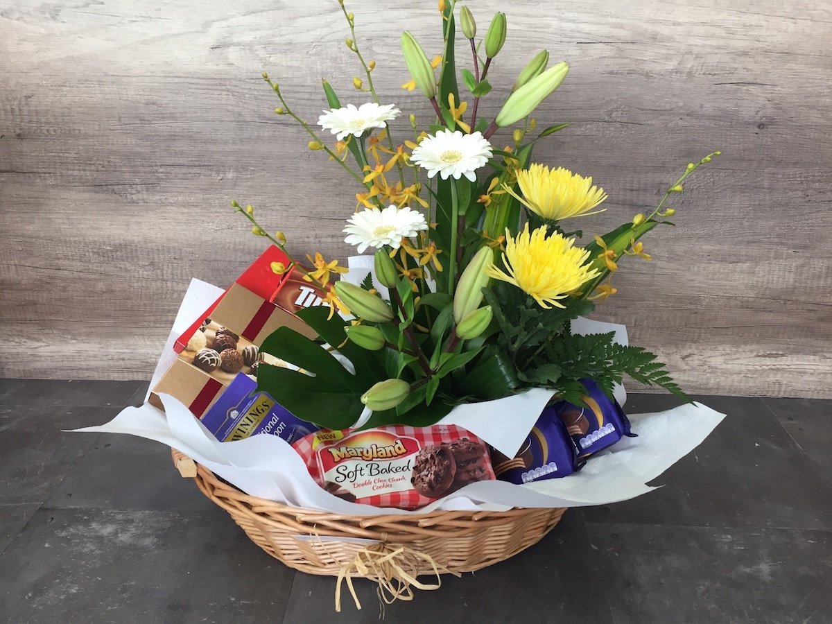 Gourmet Hamper with Flowers Gourmet Hamper with Flowers