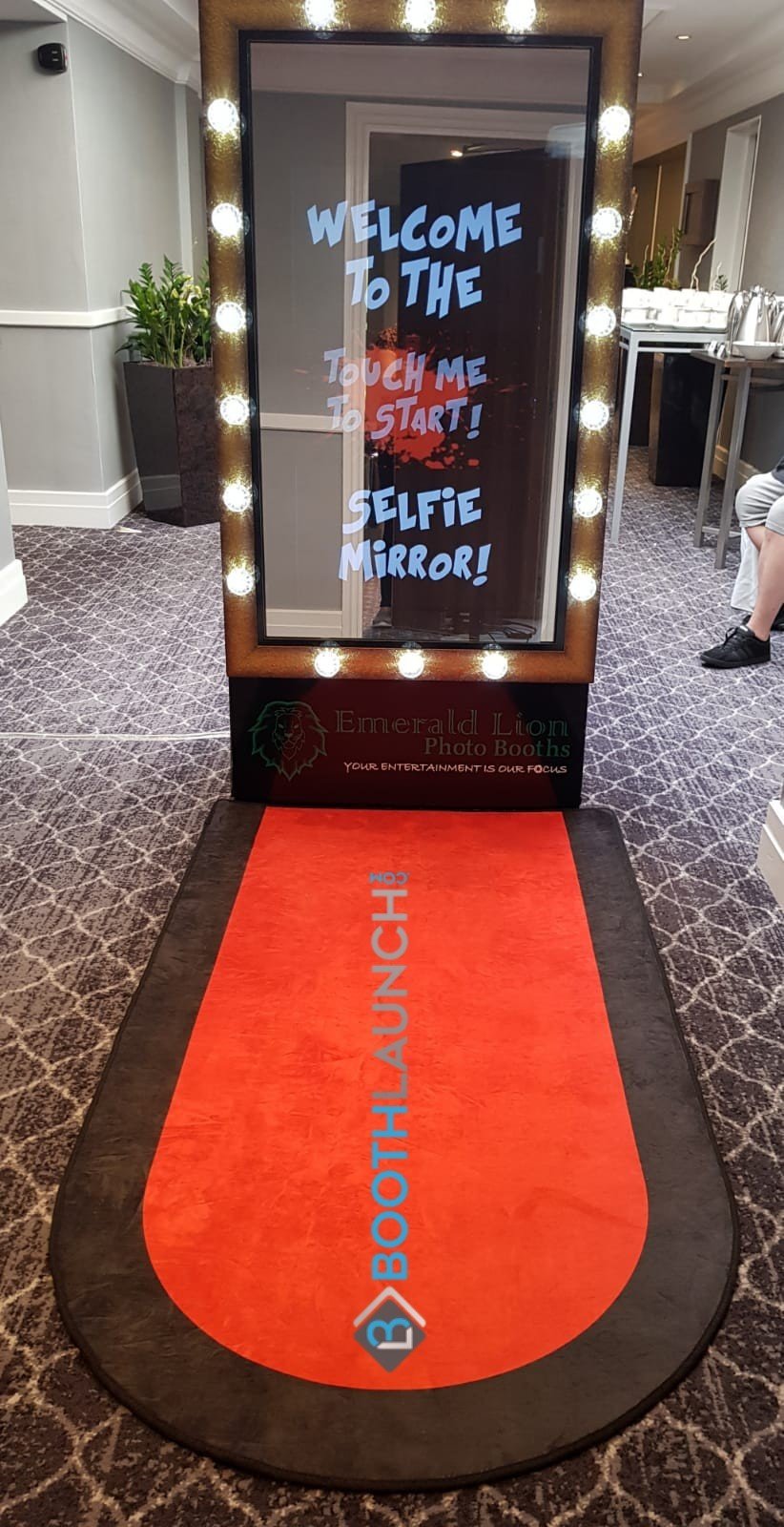 "Open Premiere" Chenille Red Carpet