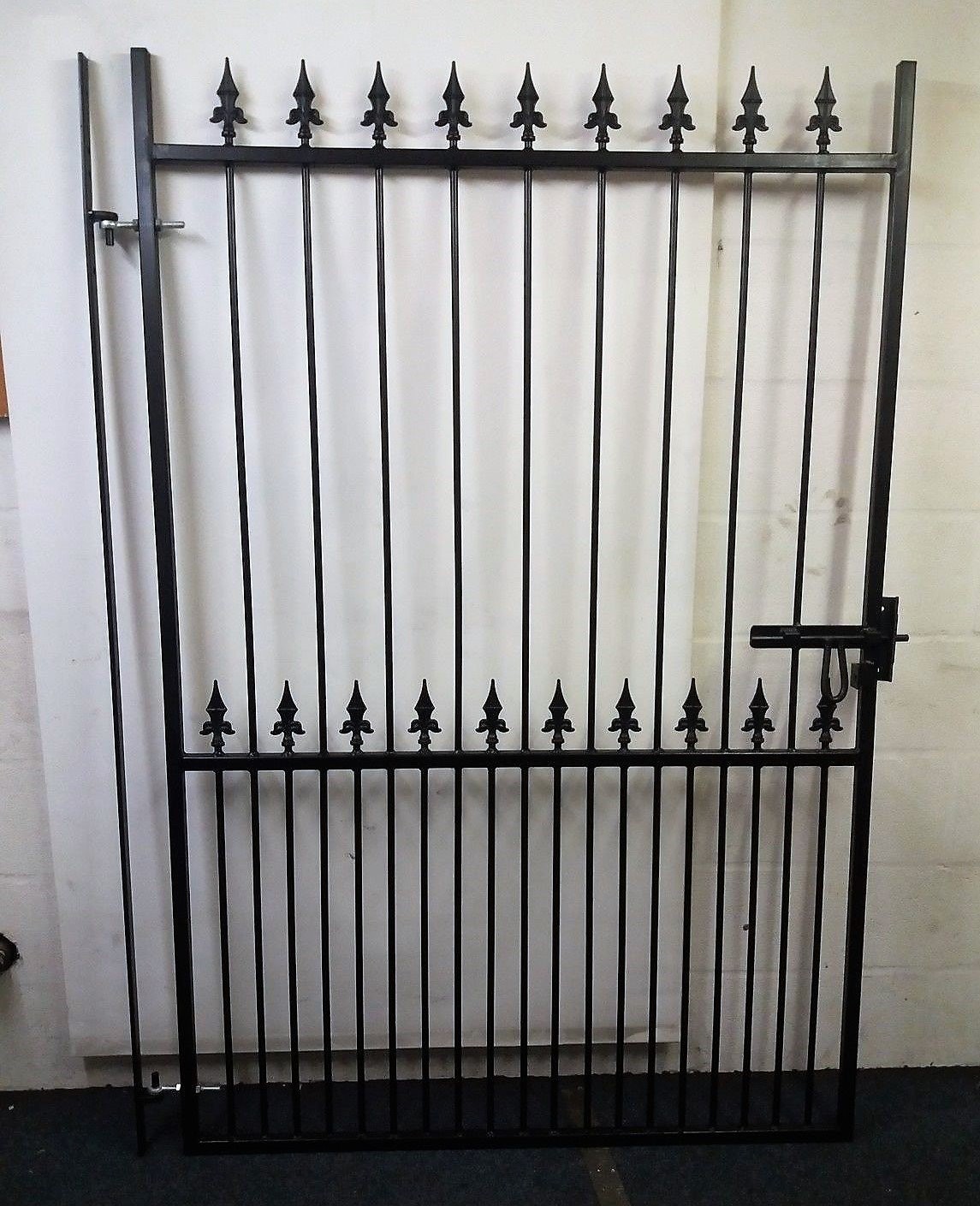 Steel Iron Metal Side Pedestrian Gate Door Grill With Spikes