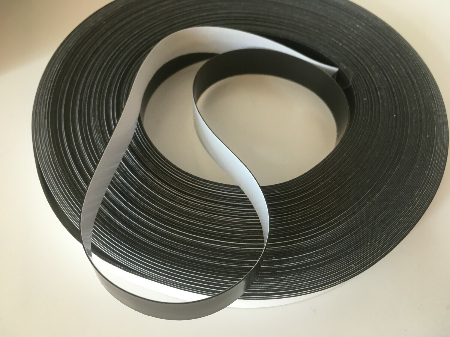 Banda magnetica autoadeziva, 0.3x15mm, 10cm Banda magnetica autoadeziva, 0.3x15mm, 10cm