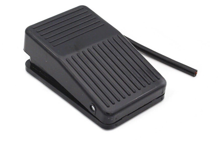 Intrerupator pedala SPDT, 220VAC, 10A Intrerupator pedala SPDT, 220VAC, 10A