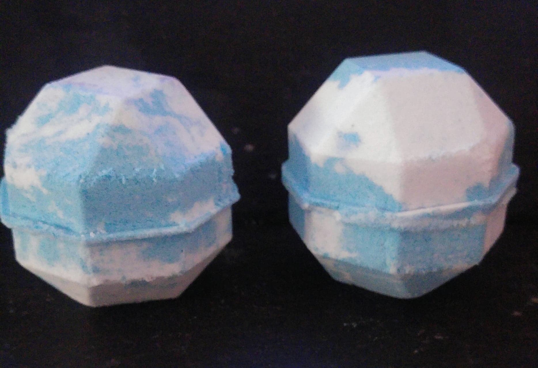 Hexberry bath bomb £3.50 00056