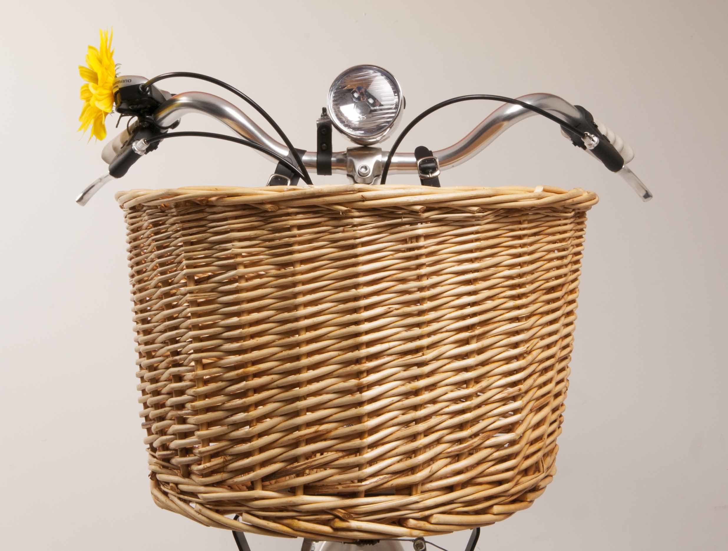 Wicker Basket including stand and straps SP16D