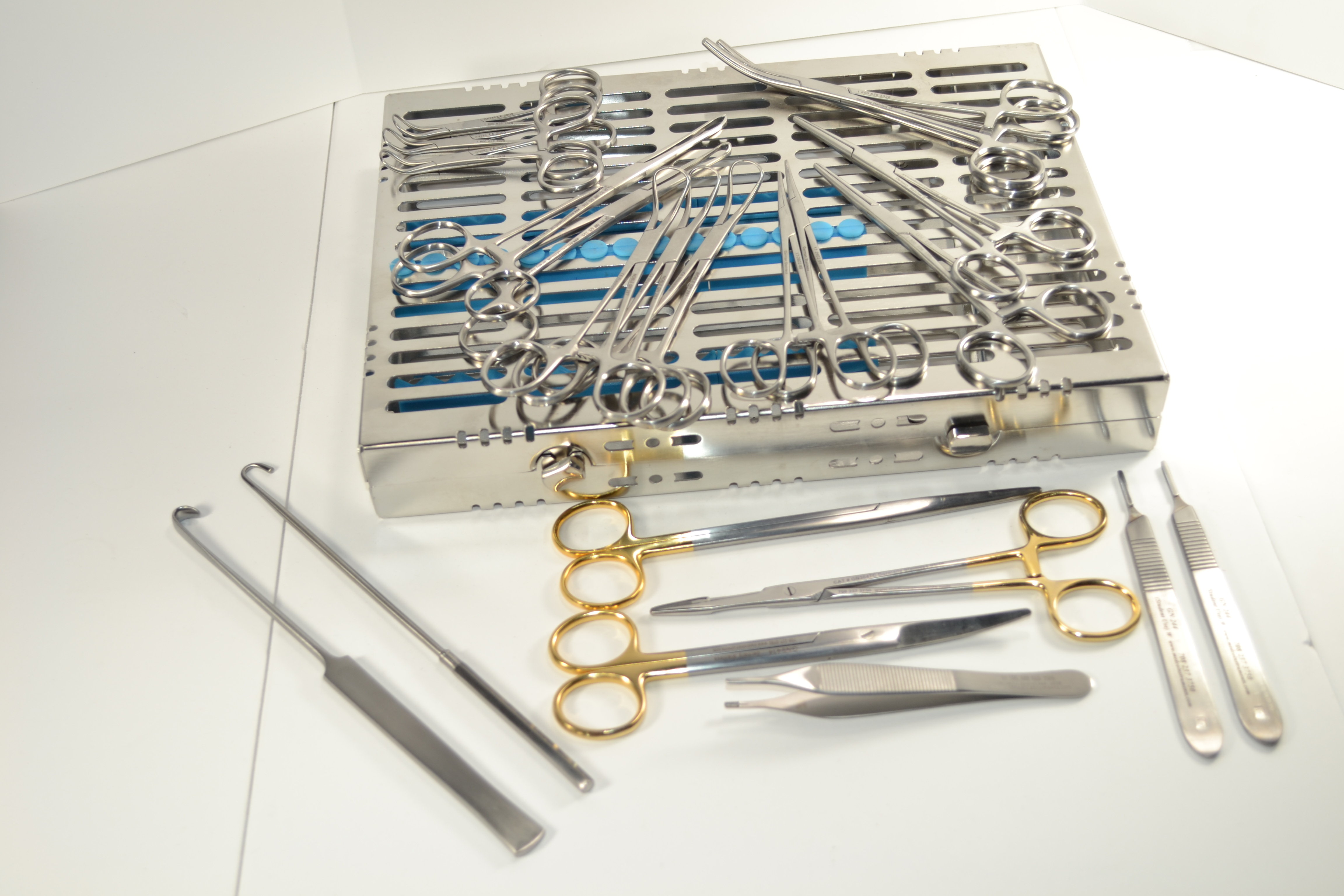 General Veterinary Surgery Kit w/ Metal Case GVS-22
