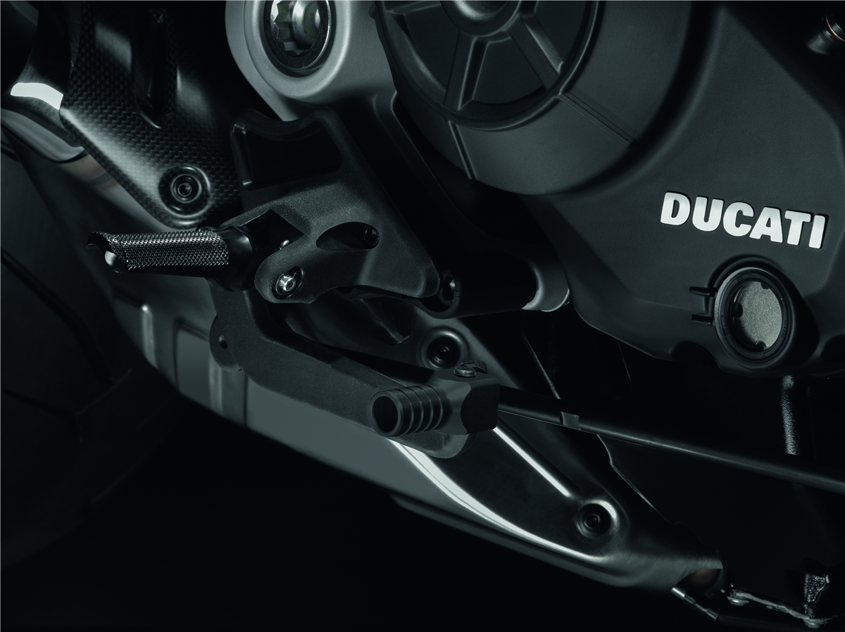 Central Footpegs.