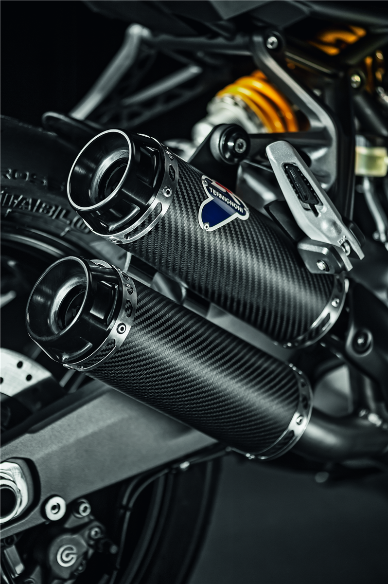 Carbon racing silencers. M821