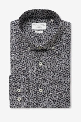 CAMISA ESTAMPADA AZUL COM DETALHES FLORAIS
