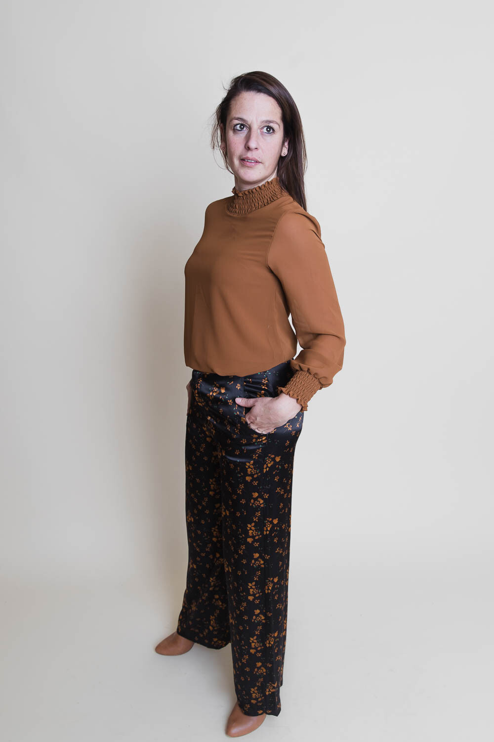 Beste Broek - zwarte wijde pantalon met herfstmotief RU-36