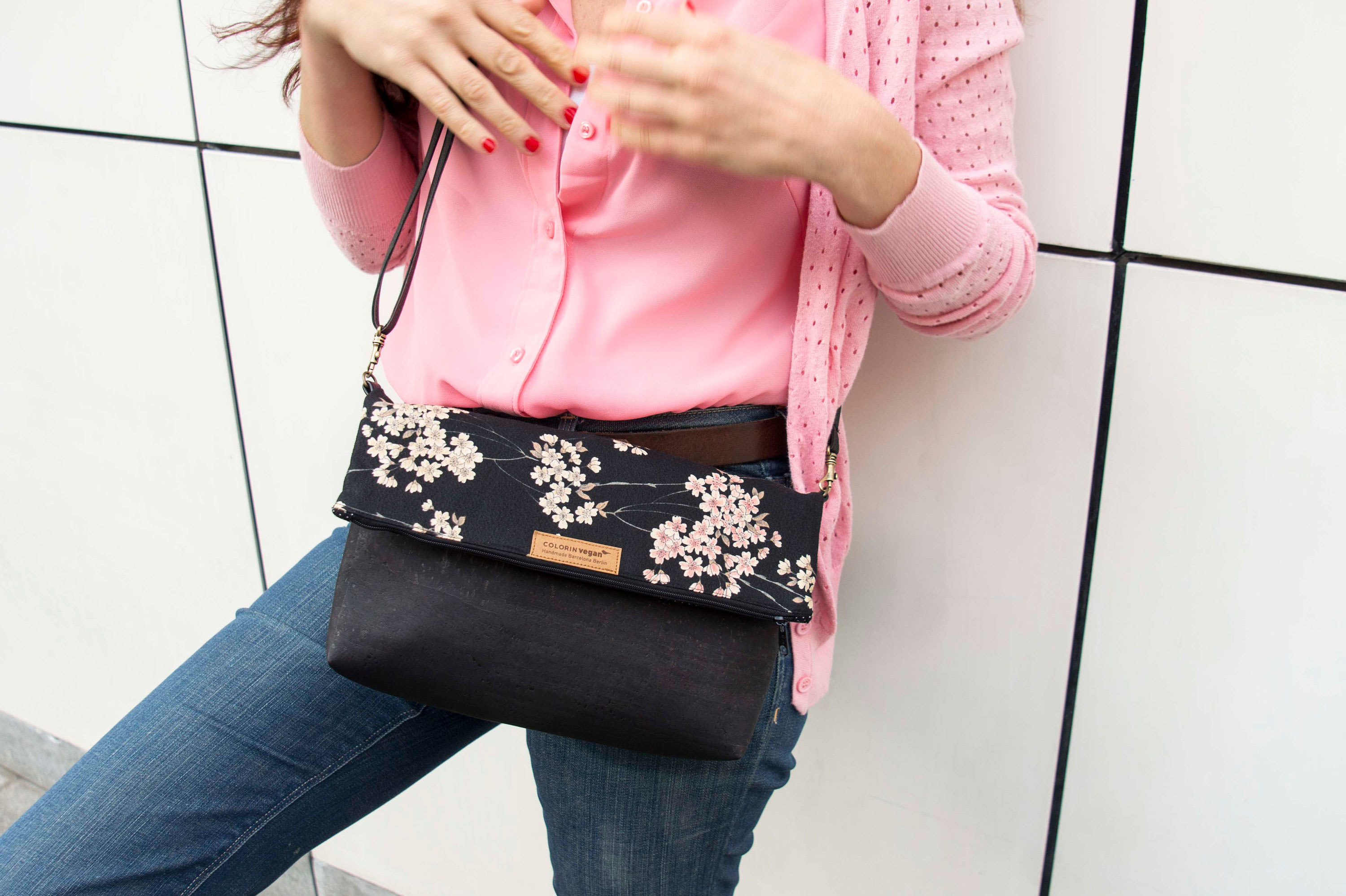 Cork handbag vegan black with Japanese cherry flowers 00001