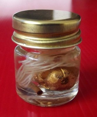 Kumarn Tong Prai Grasip Siang Choke (Ghost Whisperer Skull for Gamblers) - Immersed in Prai Oil - Luang Phu Sawad Siri Mangkalo - Wat Kaset Sukh (Payao) 2552 BE Kumarn Tong Prai Grasip Siang Choke (Ghost Whisperer Skull for Gamblers) - Immersed in Prai Oil - Luang Phu Sawad Siri Mangkalo - Wat Kaset Sukh (Payao) 2552 BE