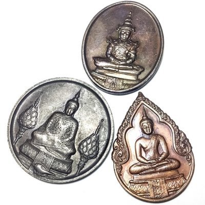 Chut Rian Pra Gaew Morakot Emerald Buddha 3 Amulet Set in Tri-Seasonal Robes 2525 BE Ratanakosin Bicentennial Edition - Temple of the Emerald Buddha Chut Rian Pra Gaew Morakot Emerald Buddha 3 Amulet Set in Tri-Seasonal Robes 2525 BE Ratanakosin Bicentennial Edition - Temple of the Emerald Buddha