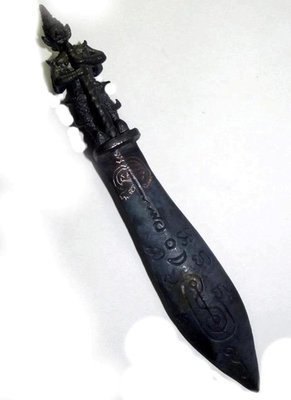 Pra Khan Maha Bpraab Taep Sastra Taw Waes Suwan (7 Inches 2 Faced Asura Deva Ritual Knife) - Nuea Chanuan Nam Rerk (Hand Inscription) - Serp Dtamnan Luang Phu Noi Edition 2555 BE - Luang Por Jerd Pra Khan Maha Bpraab Taep Sastra Taw Waes Suwan (7 Inches 2 Faced Asura Deva Ritual Knife) - Nuea Chanuan Nam Rerk (Hand Inscription) - Serp Dtamnan Luang Phu Noi Edition 2555 BE - Luang Por Jerd