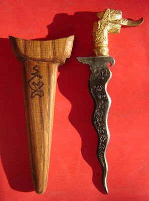 Greet Rit Waet Nor Mo Khao Or (Surya - Sun magic) first edition Sun Ritual Spirit Knife 5 Inches long with Hongsa Head hilt - Nuea Sadta Loha Rom Dam - LP Prohm Wat Ban Suan - Only 99 made Greet Rit Waet Nor Mo Khao Or (Surya - Sun magic) first edition Sun Ritual Spirit Knife 5 Inches long with Hongsa Head hilt - Nuea Sadta Loha Rom Dam - LP Prohm Wat Ban Suan - Only 99 made