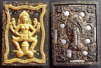 Mae Yua Mueang (Kali with Phallic Lingam) - Nuea Pised Bad Tong (Pim B) - Na Sam Hmaan edition 2554 BE - 11 Takrut, 8 pearls, and 4 Ploi Sek soaked in Kali oil - LP Saman Wat Nasanak Mae Yua Mueang (Kali with Phallic Lingam) - Nuea Pised Bad Tong (Pim B) - Na Sam Hmaan edition 2554 BE - 11 Takrut, 8 pearls, and 4 Ploi Sek soaked in Kali oil - LP Saman Wat Nasanak
