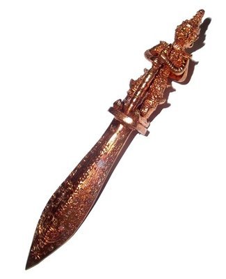 Pra Khan Maha Bpraab Taep Sastra Taw Waes Suwan (4.5 Inches 2 Faced Asura Deva Ritual Knife) - Nuea Nava Loha - Serp Dtamnan Luang Phu Noi Edition 2555 BE - Luang Por Jerd - Suan Badibat Tam Po Sethee Pra Khan Maha Bpraab Taep Sastra Taw Waes Suwan (4.5 Inches 2 Faced Asura Deva Ritual Knife) - Nuea Nava Loha - Serp Dtamnan Luang Phu Noi Edition 2555 BE - Luang Por Jerd - Suan Badibat Tam Po Sethee