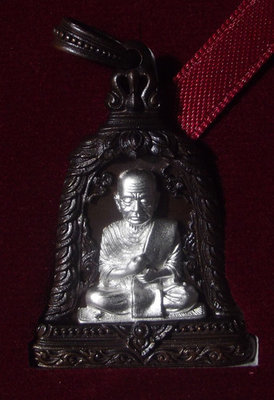 Rian Roop Muean Somdej Pra Puttajarn (Dto) Prohmrangsri - Pim Song Rakang Chalu Lai Yok Ongk - Nuea Nava Loha Hnaa Ngern (9 Sacred Metals with Silver Image) - Wat Rakang Kositaram 2555 BE Rian Roop Muean Somdej Pra Puttajarn (Dto) Prohmrangsri - Pim Song Rakang Chalu Lai Yok Ongk - Nuea Nava Loha Hnaa Ngern (9 Sacred Metals with Silver Image) - Wat Rakang Kositaram 2555 BE