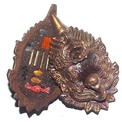Siarn Paya Krut Garuda Mask - Nuea Chanuan Phiw Rung 5 Silver Takrut + Sacred Relics, Blessed Rice Grains, Monks Robe - Kroo Ba Aryachat - Wat Saeng Gaew Potiyan Siarn Paya Krut Garuda Mask - Nuea Chanuan Phiw Rung 5 Silver Takrut + Sacred Relics, Blessed Rice Grains, Monks Robe - Kroo Ba Aryachat - Wat Saeng Gaew Potiyan