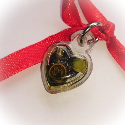 Hua Jai See Pherng Khiaw Chan Neung (Green Prai Balm Love Heart - Grade A) 'Ruay Sap Ruay Sanaeh' Edition 2554 BE - Pra Ajarn Oe Putto Raksa 2554 BE Hua Jai See Pherng Khiaw Chan Neung (Green Prai Balm Love Heart - Grade A) 'Ruay Sap Ruay Sanaeh' Edition 2554 BE - Pra Ajarn Oe Putto Raksa 2554 BE