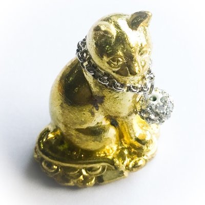 Nong Maew Riak Sap (treasure calling cat) Nuea Rakang Gao ud Pong Look Krok Maew Takrut Choke Lap Fang Ploi Daeng - Ayu Wattana 2554 BE - Luang Phu Kambu - Wat Gut Chompoo - only 999 amulets made Nong Maew Riak Sap (treasure calling cat) Nuea Rakang Gao ud Pong Look Krok Maew Takrut Choke Lap Fang Ploi Daeng - Ayu Wattana 2554 BE - Luang Phu Kambu - Wat Gut Chompoo - only 999 amulets made