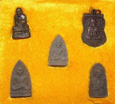 Chud Gammagarn Pra Luang Phu Tuad - 5 Amulet Collector's Box Set - Run 111 Pi Grasuang Glahome (111th Anniversary Defence Ministry edition) - Wat Chang Hai 2541 BE Chud Gammagarn Pra Luang Phu Tuad - 5 Amulet Collector's Box Set - Run 111 Pi Grasuang Glahome (111th Anniversary Defence Ministry edition) - Wat Chang Hai 2541 BE