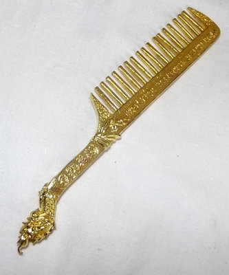 Hwee Maha Mongkol (Large) Money Comb of Great Blessings with Naga Head Handle - Nuea Chanuan Phiw Rakang (7 Sacred Metals + Golden Coating) - Luang Phu Maha Kam Daeng - Sadta Mongkol Edition 2555 BE Hwee Maha Mongkol (Large) Money Comb of Great Blessings with Naga Head Handle - Nuea Chanuan Phiw Rakang (7 Sacred Metals + Golden Coating) - Luang Phu Maha Kam Daeng - Sadta Mongkol Edition 2555 BE