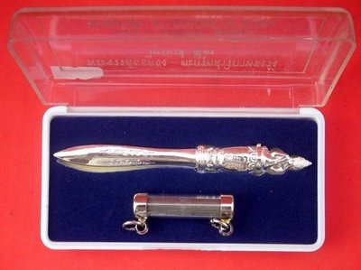Pra Kan Yod Tong (Magical sceptre with Pra Kring hilt) + Takrut Sariga Hlong Rang - white gold plating with sacred powder inside - Pra Ajarn Somkid Nantiyo - Wat Beung Tata (Rayong) Pra Kan Yod Tong (Magical sceptre with Pra Kring hilt) + Takrut Sariga Hlong Rang - white gold plating with sacred powder inside - Pra Ajarn Somkid Nantiyo - Wat Beung Tata (Rayong)