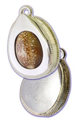 Bia Gae Jon Mongkol Gan Pay (stop poverty, give blessings, heal and protect) - Dtamrap Wicha Jinda Manee Montr - Silver Casing - Uposadha Building edition - Luang Por Kong Wat Klang Bang Kaew 2555 BE Bia Gae Jon Mongkol Gan Pay (stop poverty, give blessings, heal and protect) - Dtamrap Wicha Jinda Manee Montr - Silver Casing - Uposadha Building edition - Luang Por Kong Wat Klang Bang Kaew 2555 BE