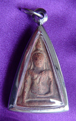 Pra Nang Paya Chinarat Benjapakee amulet - Pim Khao Trong (straight knees) - Nuea Din Phao - 'Run Midtrapap' (friendship edition) 2548 BE - Wat Rachaburana (Pitsanuloke) Pra Nang Paya Chinarat Benjapakee amulet - Pim Khao Trong (straight knees) - Nuea Din Phao - 'Run Midtrapap' (friendship edition) 2548 BE - Wat Rachaburana (Pitsanuloke)