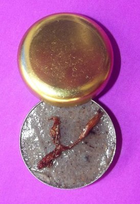 See Pherng Maha Hlong Maha Sanaeh Ud Wan Dork Tong - Metta Balm with Sacred Golden Flower Herb - Phu Mor Nak Paetch Saeng Keow 2545 BE (5 Gram Lid) See Pherng Maha Hlong Maha Sanaeh Ud Wan Dork Tong - Metta Balm with Sacred Golden Flower Herb - Phu Mor Nak Paetch Saeng Keow 2545 BE (5 Gram Lid)