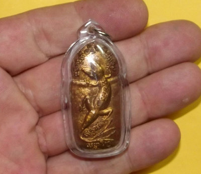Khun Phaen Paya Jing Jok Nuea Wan Dork Tong Bad Tong - Gold powder sprayed Gecko Khun Phaen double Wicha amulet made from Sacred Herb Powders - Phu Mor Nak - 4 x 2.5 Cm Casing Included Khun Phaen Paya Jing Jok Nuea Wan Dork Tong Bad Tong - Gold powder sprayed Gecko Khun Phaen double Wicha amulet made from Sacred Herb Powders - Phu Mor Nak - 4 x 2.5 Cm Casing Included