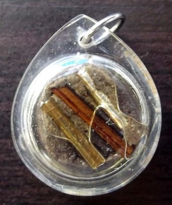 'Chin Aathan Bpatamang Lokee' - Luan Hnaa Phaag (forehead) Relic with Pong Sanaeh Ya Faed and Takrut in Prai Oil 'Ruay Sap Ruay Sanaeh' Edition 2554 BE - Pra Ajarn Oe Putto Raksa 'Chin Aathan Bpatamang Lokee' - Luan Hnaa Phaag (forehead) Relic with Pong Sanaeh Ya Faed and Takrut in Prai Oil 'Ruay Sap Ruay Sanaeh' Edition 2554 BE - Pra Ajarn Oe Putto Raksa