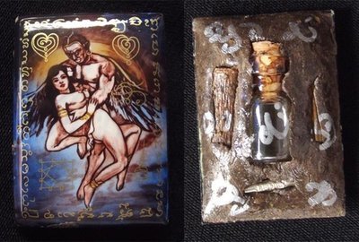 Locket Kamataep 'Ongk Kroo Pised' (Masterpiece Version) 'Bucha Kroo 2555' Ud Nam Man Mont Sanaeh Kamakun - Deva of Love with Sacred Powders, Woods, Takrut and Prai Oil flask - Pra Ajarn Oe Putto Raksa Locket Kamataep 'Ongk Kroo Pised' (Masterpiece Version) 'Bucha Kroo 2555' Ud Nam Man Mont Sanaeh Kamakun - Deva of Love with Sacred Powders, Woods, Takrut and Prai Oil flask - Pra Ajarn Oe Putto Raksa