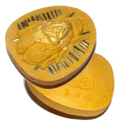 Paya Dto Ngern Larn - Treasure Bee with Pidta - Herbal Gammagarn Bees Nest Powders - 28 Takrut - 'Serb San Dtamnan Luang Por Noi' Edition 2555 BE - Luang Por Jerd - Suan Badibat Tam Po Sethee Paya Dto Ngern Larn - Treasure Bee with Pidta - Herbal Gammagarn Bees Nest Powders - 28 Takrut - 'Serb San Dtamnan Luang Por Noi' Edition 2555 BE - Luang Por Jerd - Suan Badibat Tam Po Sethee