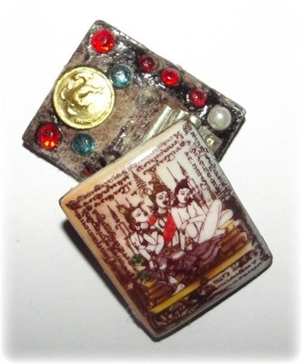 Taewada Hlong Hong Ongk Kroo (small size) Bantian Mian Jia 2556 Edition - 2 Pearls, Paetch Payatorn, 10 Gems, 5 Takrut (3 silver, 2 python) - Luang Phu In Taewada Hlong Hong Ongk Kroo (small size) Bantian Mian Jia 2556 Edition - 2 Pearls, Paetch Payatorn, 10 Gems, 5 Takrut (3 silver, 2 python) - Luang Phu In