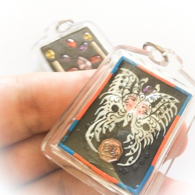 Taep Jamlaeng Butterfly King- Pim Lek Sariga Dong -Multi-Colored Frame (Sacred Black Sariga & Maha Taep Powders -1 Look Namo Plug and 16 Gems and 2 Silver Takrut)- Sae Yid 60 Edition Taep Jamlaeng Butterfly King- Pim Lek Sariga Dong -Multi-Colored Frame (Sacred Black Sariga & Maha Taep Powders -1 Look Namo Plug and 16 Gems and 2 Silver Takrut)- Sae Yid 60 Edition