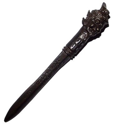 Pra Khan Kroo Gayasit - Kayasiddhi Alchemical Metal Ritual Sceptre-Knife with Ruesi Kroo Deva 10 Cm Long - Dtraimas 2555 BE Edition - Luang Por Dam - Wat Pra Puttabat Radtana Kiree Pra Khan Kroo Gayasit - Kayasiddhi Alchemical Metal Ritual Sceptre-Knife with Ruesi Kroo Deva 10 Cm Long - Dtraimas 2555 BE Edition - Luang Por Dam - Wat Pra Puttabat Radtana Kiree
