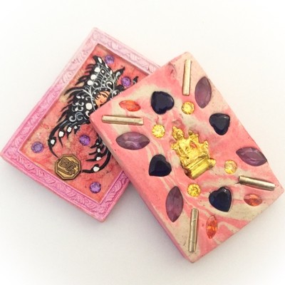 Taep Jamlaeng Butterfly King- Pim Glang - Pink Frame Pink/White Swirl Powders - (1 Golden Brahma Bucha 1 Look Namo Plug + 4 Silver Takrut and 21 Gems) - Sae Yid 60 Edition Taep Jamlaeng Butterfly King- Pim Glang - Pink Frame Pink/White Swirl Powders - (1 Golden Brahma Bucha 1 Look Namo Plug + 4 Silver Takrut and 21 Gems) - Sae Yid 60 Edition