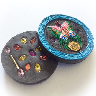 Taep Pamorn Jantr Loi Maha Pokasap - Butterfly King Floating Moon in Blue Frame with Black Sariga Dong Powders - (1 Look Namo Plug+ 2 Takrut + 16 Gems) - Sae Yid 60 Edition Casing Included Taep Pamorn Jantr Loi Maha Pokasap - Butterfly King Floating Moon in Blue Frame with Black Sariga Dong Powders - (1 Look Namo Plug+ 2 Takrut + 16 Gems) - Sae Yid 60 Edition Casing Included