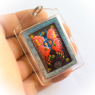 Taep Jamlaeng Butterfly King- Pim Klang - Blue Frame Black Sariga Dong Powders - 1 Trimurti Statuette, 1 Look Namo, 4 Takrut, 22 Gems Kroo Ba Krissana 2557 BE Taep Jamlaeng Butterfly King- Pim Klang - Blue Frame Black Sariga Dong Powders - 1 Trimurti Statuette, 1 Look Namo, 4 Takrut, 22 Gems Kroo Ba Krissana 2557 BE