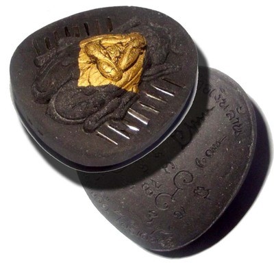 Paya Dto Ngern Larn - Treasure Bee with Pidta - Pong Bai Larn + Bees Nest Powders - 16 Takrut - 'Serb San Dtamnan Luang Por Noi' Edition 2555 BE - Luang Por Jerd - Suan Badibat Tam Po Sethee Paya Dto Ngern Larn - Treasure Bee with Pidta - Pong Bai Larn + Bees Nest Powders - 16 Takrut - 'Serb San Dtamnan Luang Por Noi' Edition 2555 BE - Luang Por Jerd - Suan Badibat Tam Po Sethee